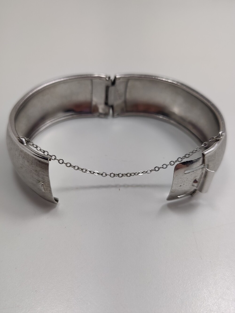 Vintage Coro Silver Tone Wide Hinged Bangle Bracelet Safety Chain Brushed Satin - Picture 8 of 12